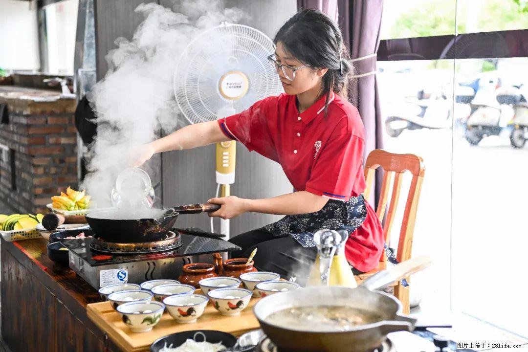 全网追的“扁担女孩”，找了一份暑假工，时薪12元 - 江门生活资讯 - 江门28生活网 jm.28life.net